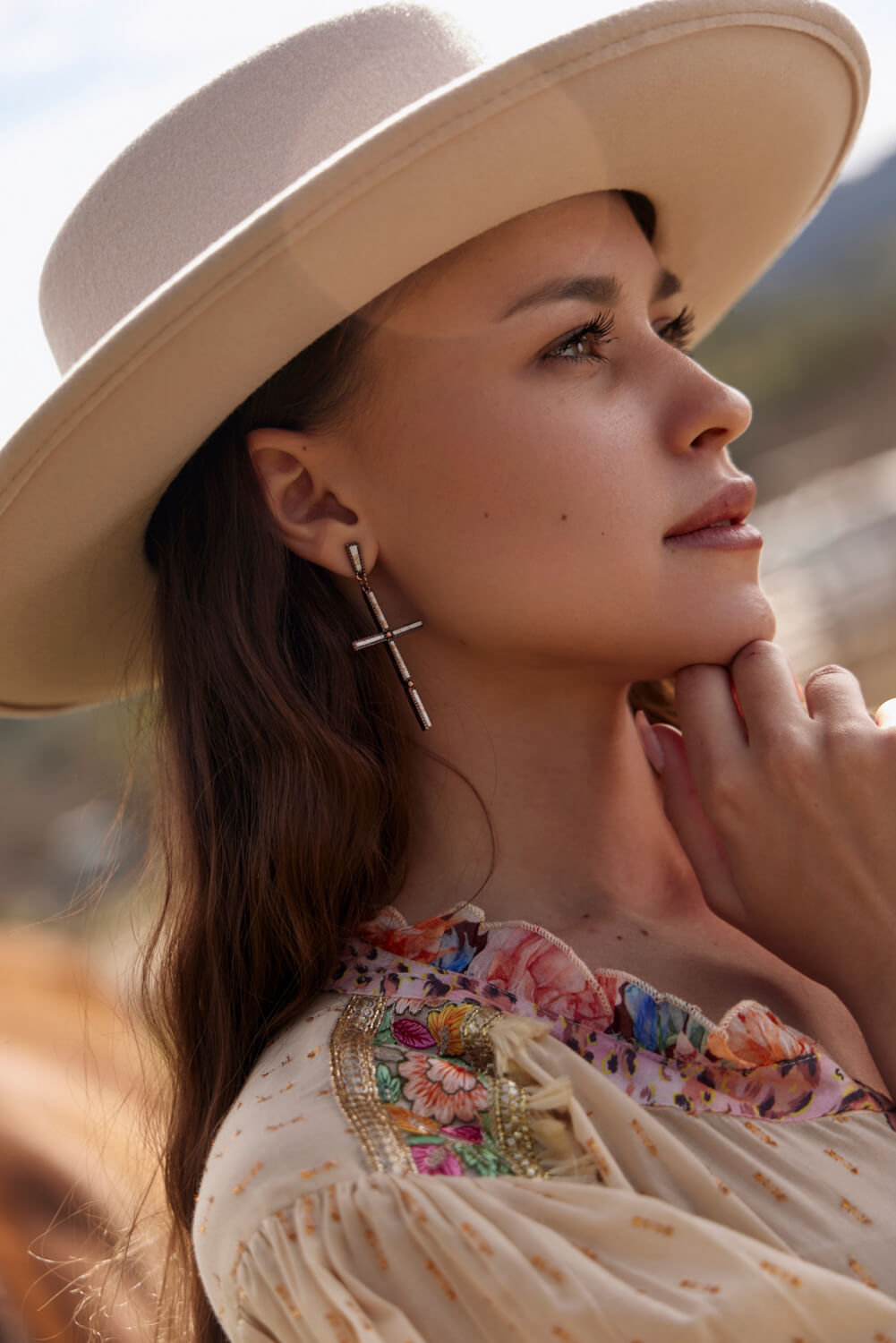 Women's round top ivory hat