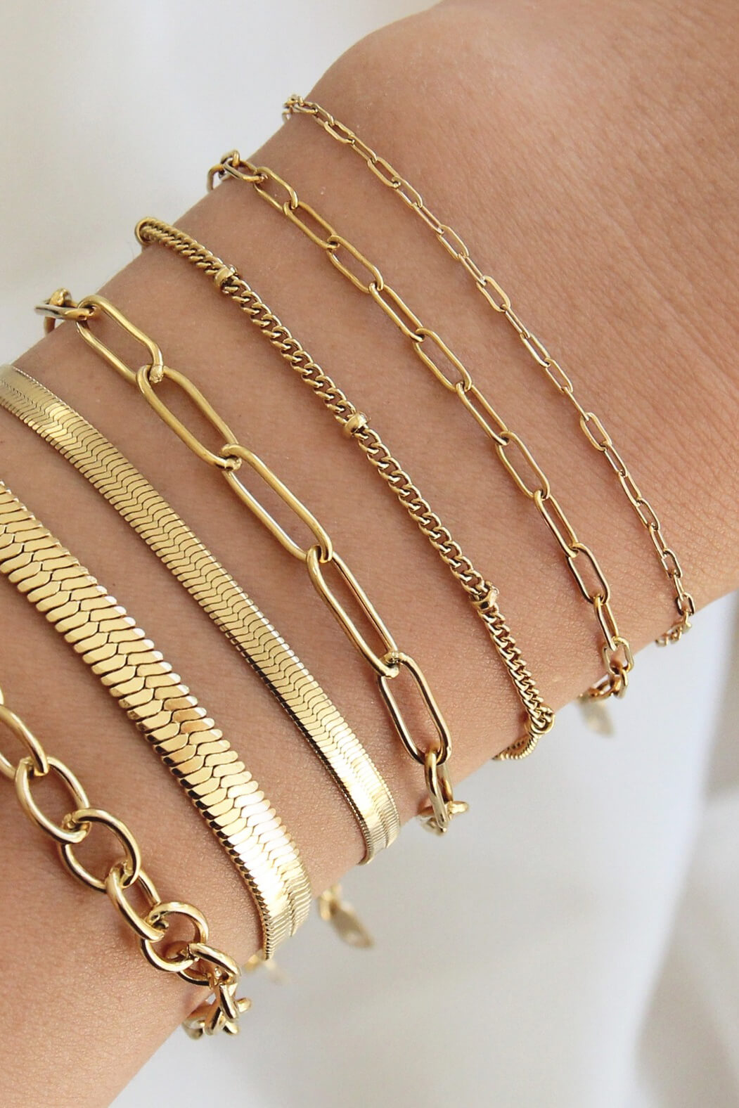 Maive Jewlery small paperclip chain bracelet in 18k gold