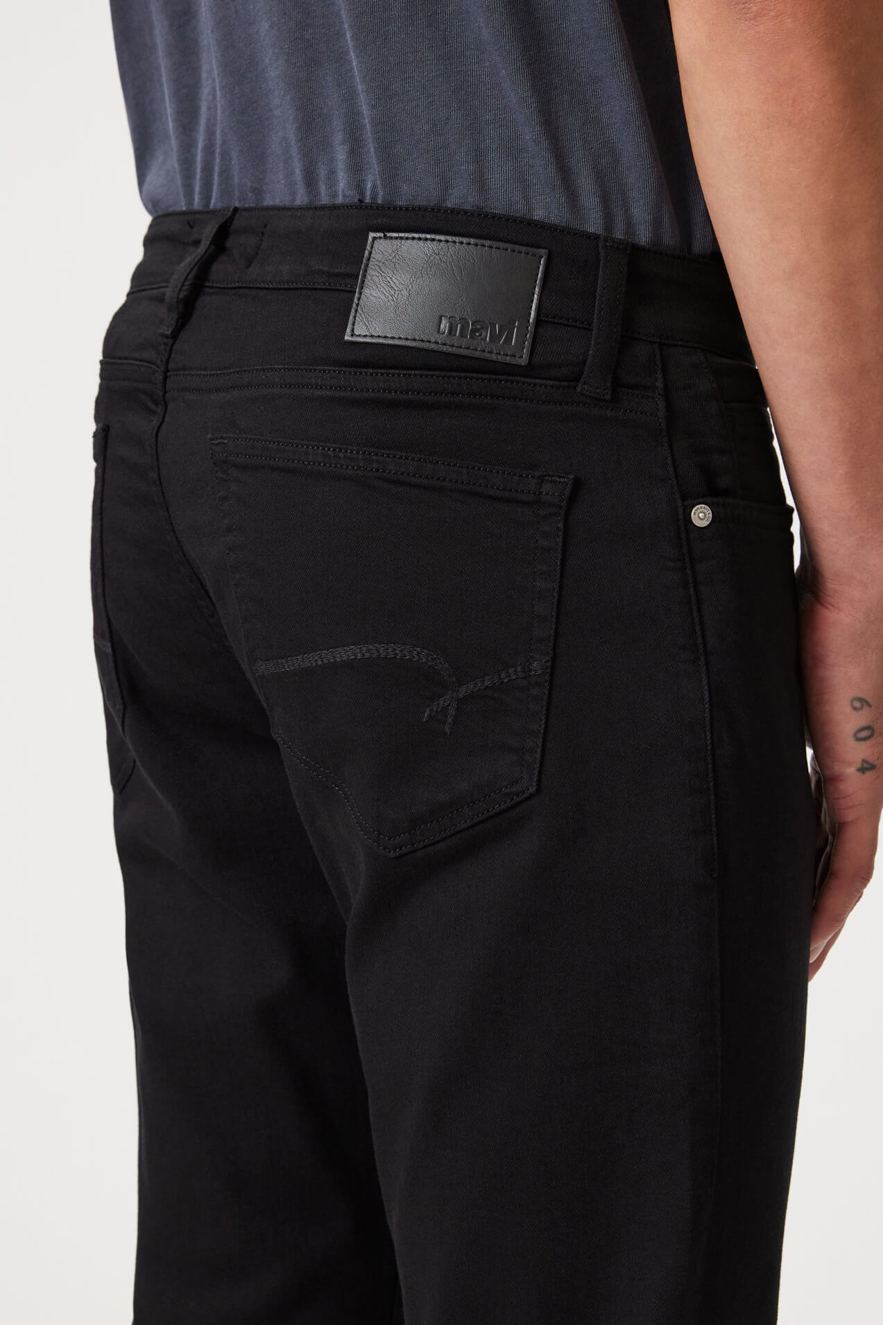 Mavi Zach Straight Leg in black feather blue