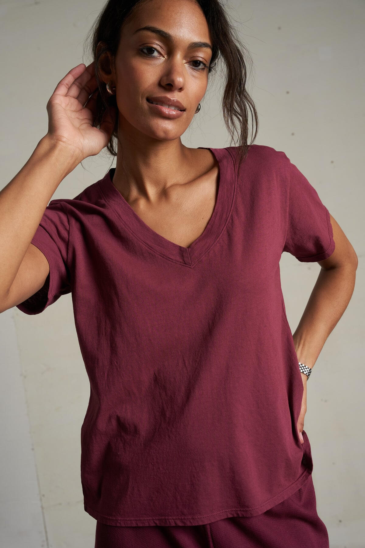 Perfect White Tee Hendrix Tee in burgundy