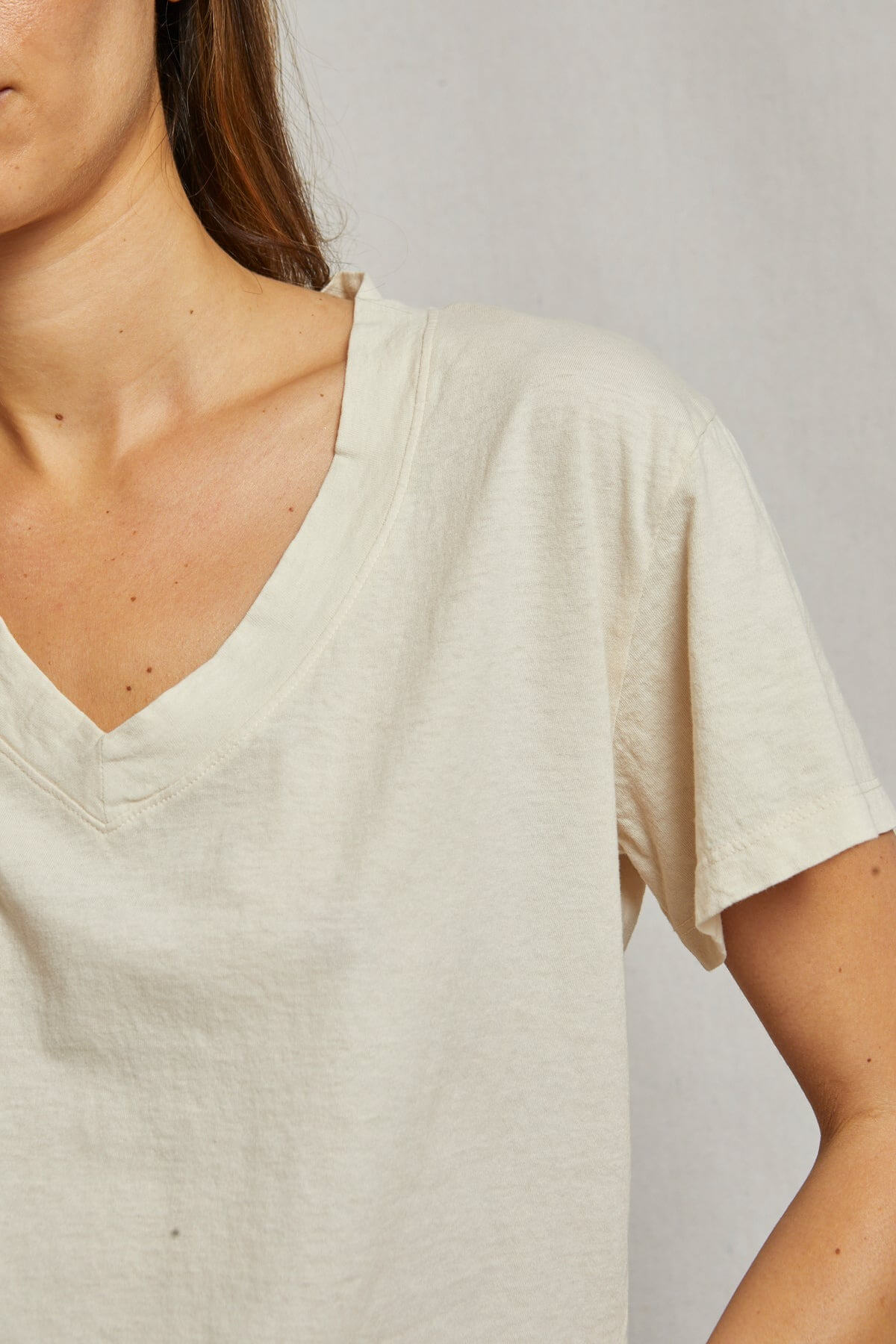 Perfect White Tee hendrix basic v neck in sugar