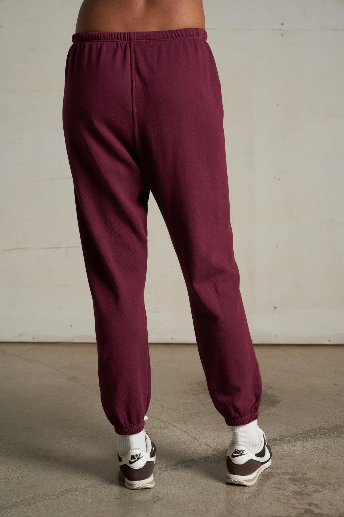 Perfect White Tee Johnny Sweatpant in burgundy