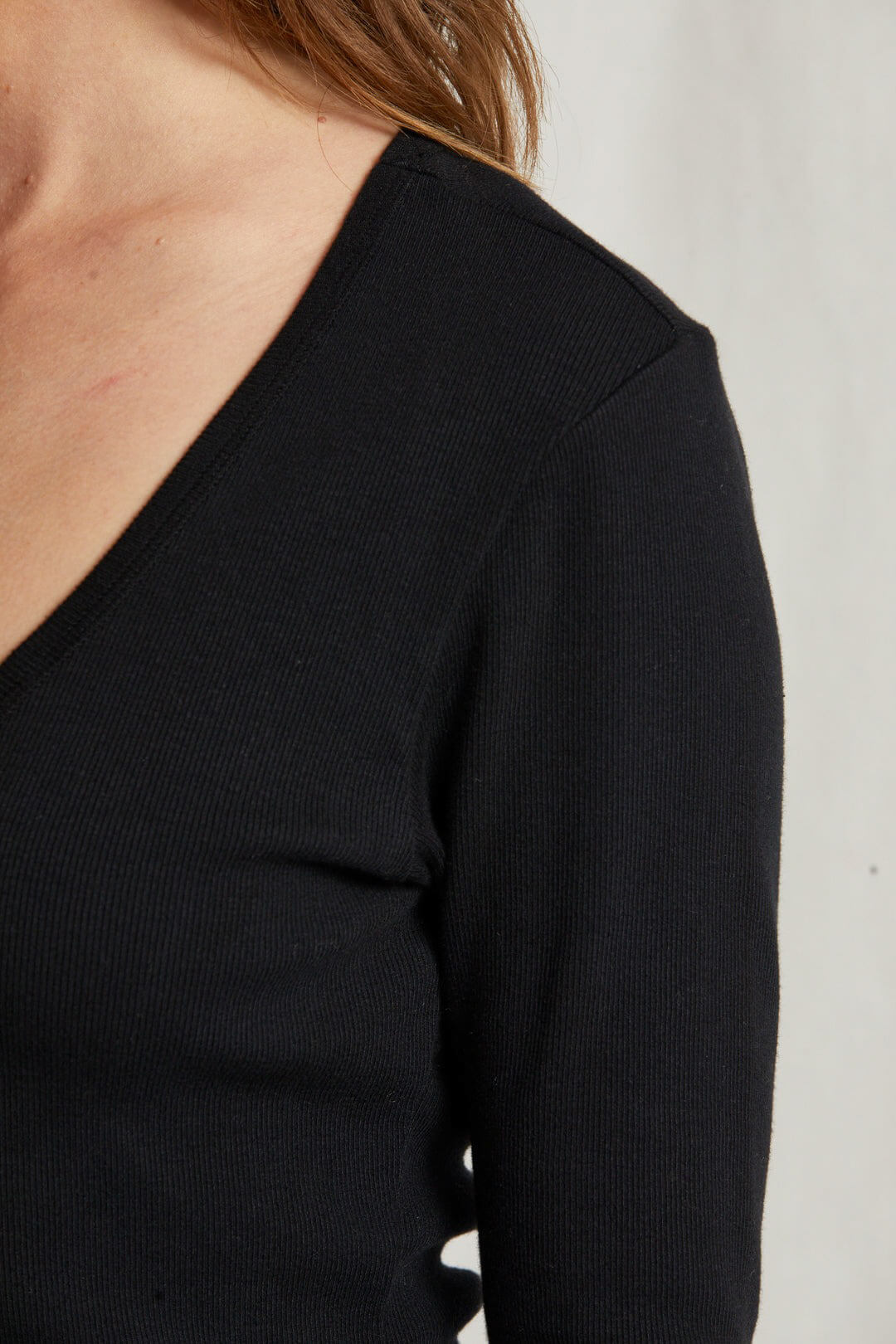 Perfect White Tee Kitt v neck in black