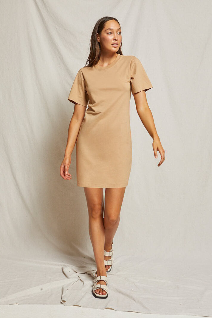 Perfect White Tee Tiegan dress in dune