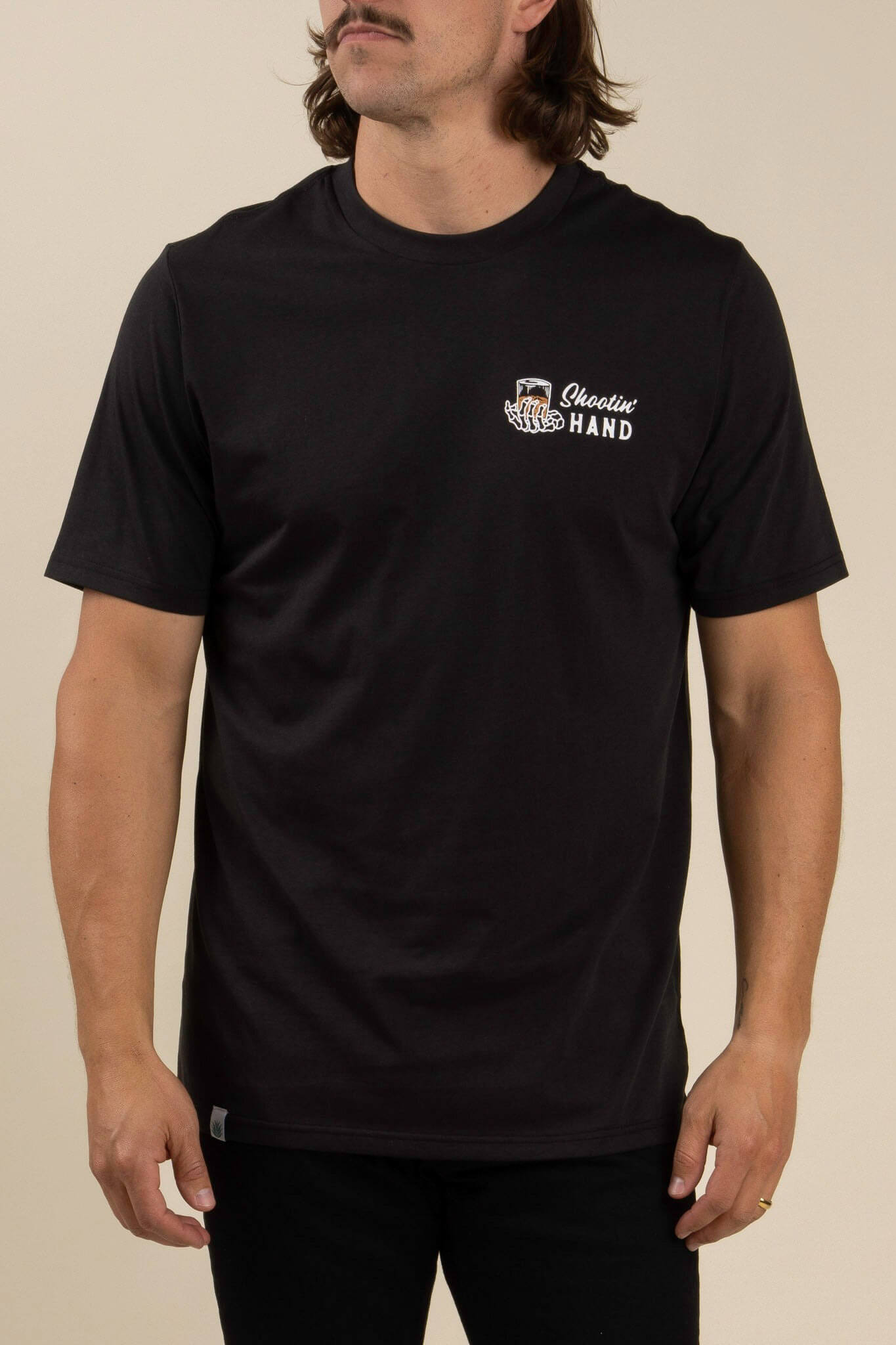 Sendero shootin hand tee in black