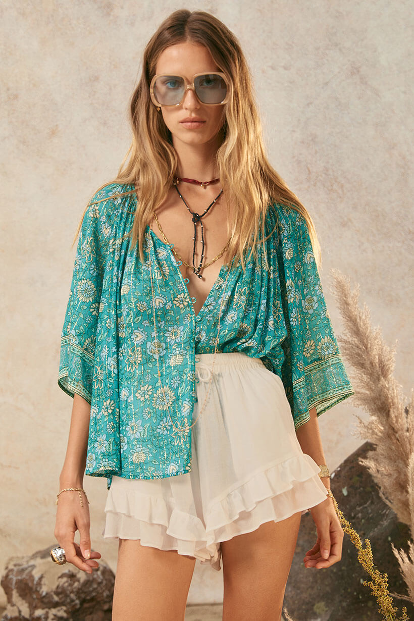 Spell Teodora short in white smoke