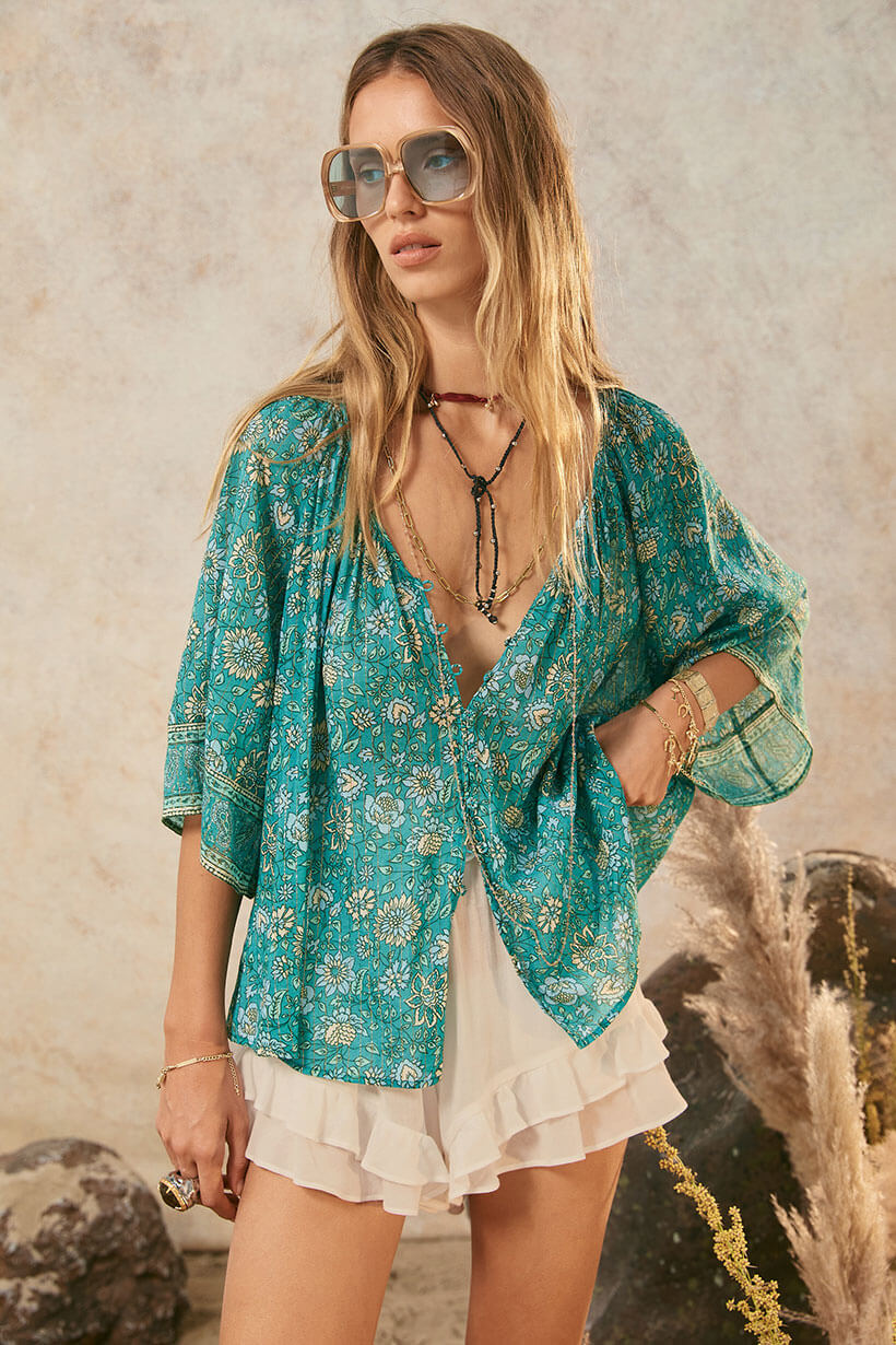 Spell Teodora short in white smoke