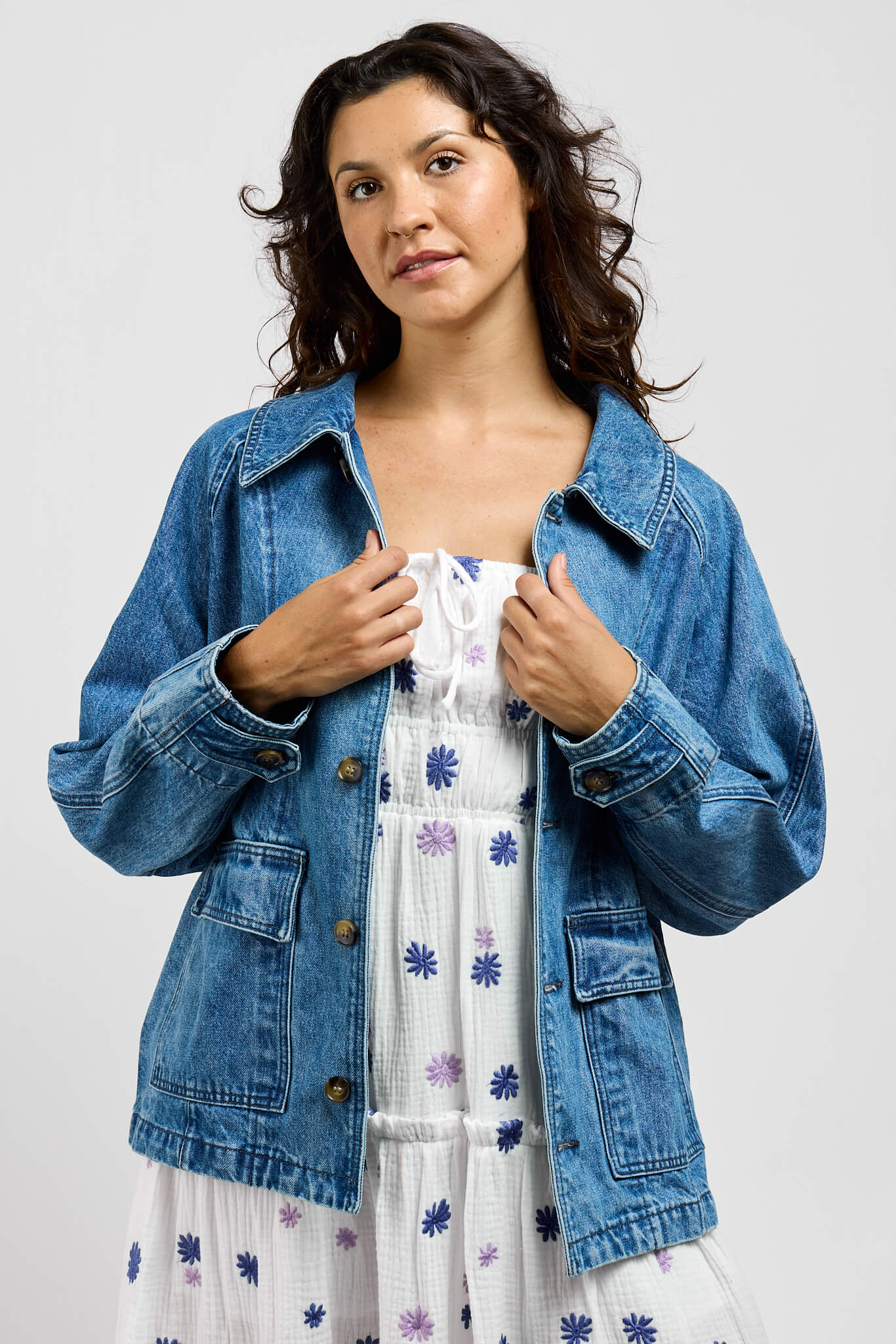 Womens denim jacket with collar and writ buttons