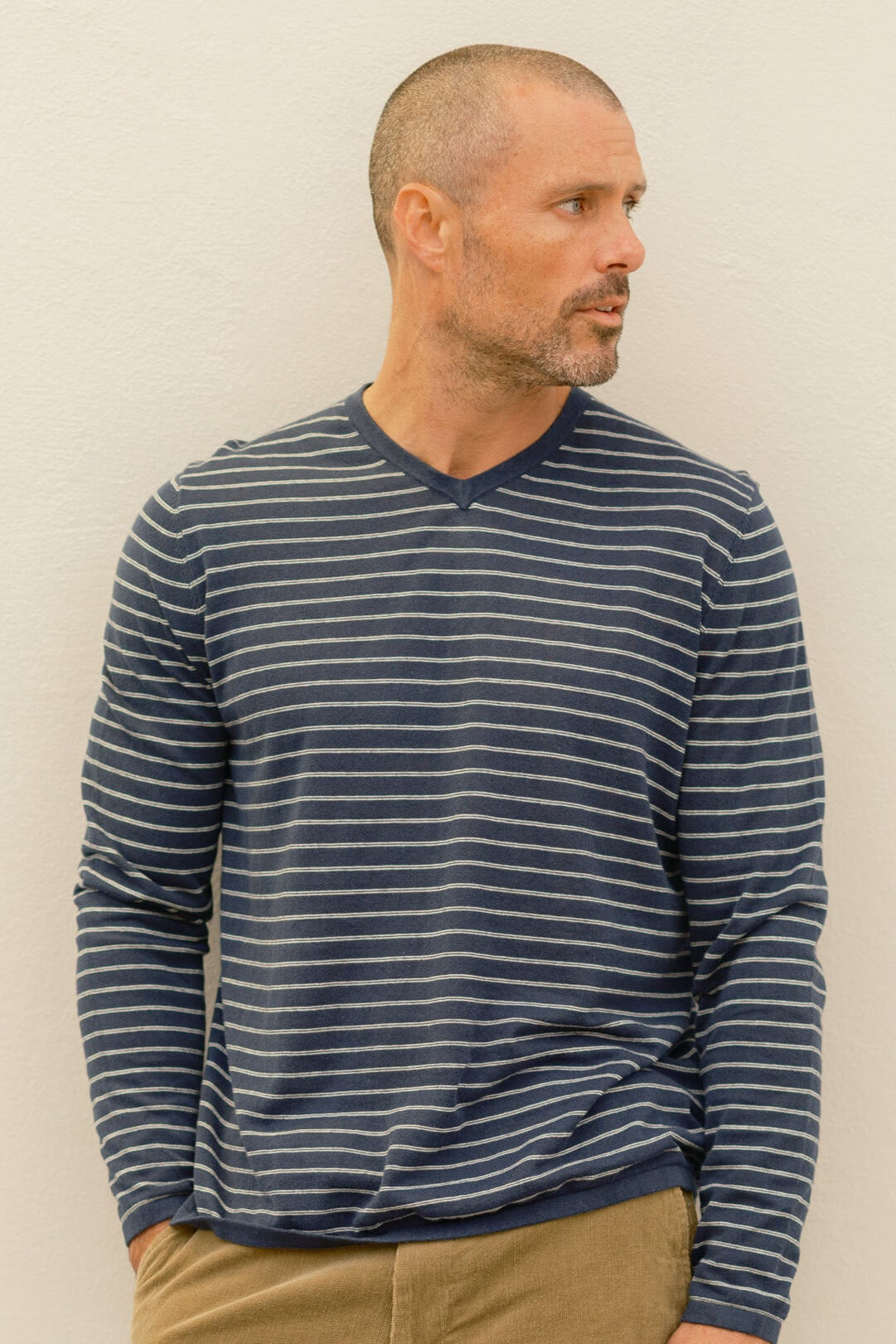 Grayers stripe v neck linen sweater in navy stripe