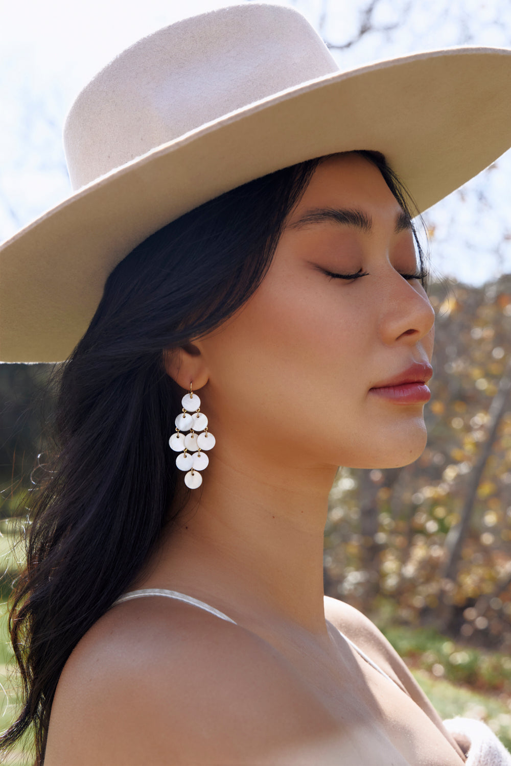 Women's pearlescent dangle earrings