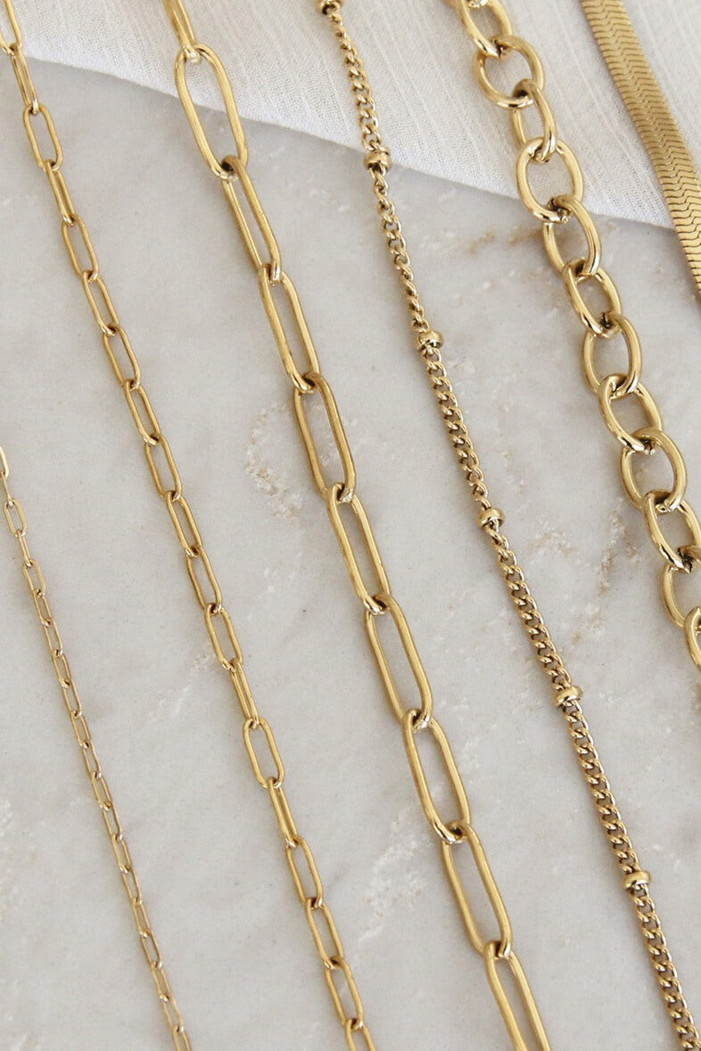 Maive Jewlery large paperclip chain bracelet in 18k gold