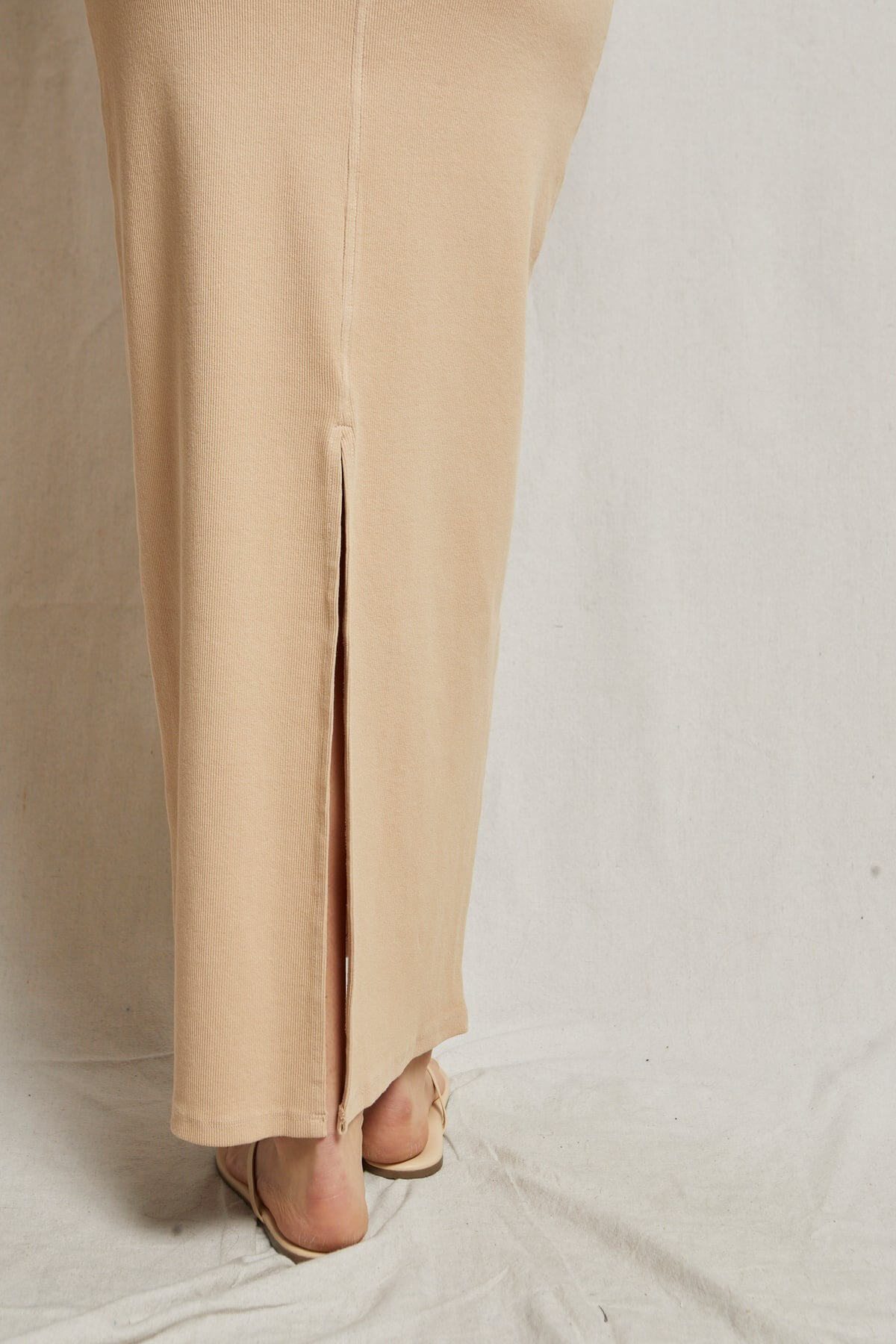 Perfect White Tee aja rib skirt in sand dune