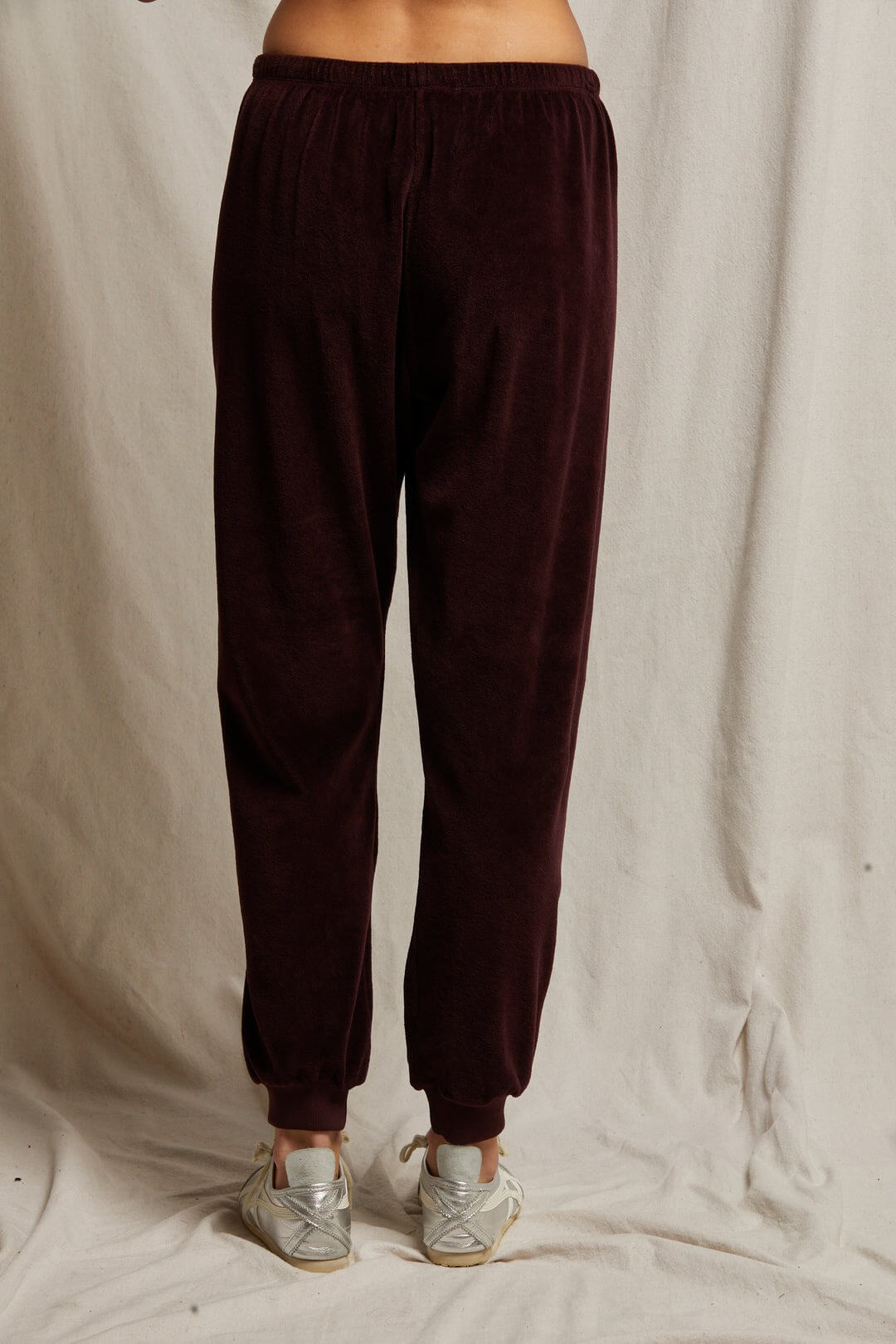 Perfect White Tee Bailey velour joggers in blackberry