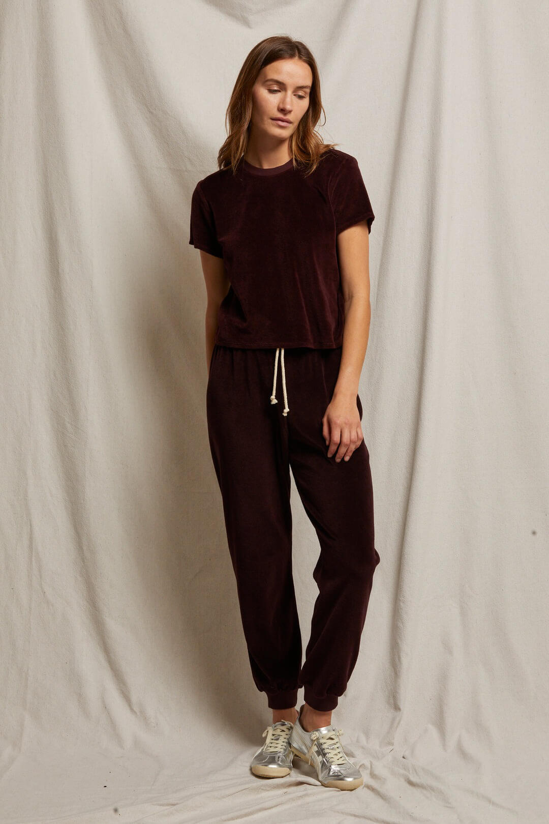 Perfect White Tee Bailey velour joggers in blackberry