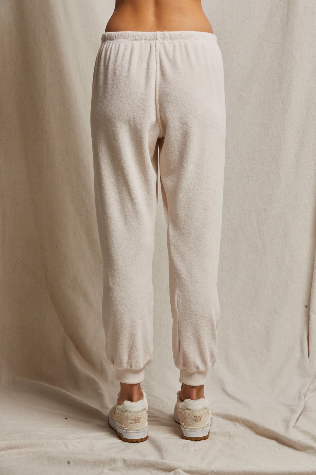 Perfect White Tee Bailey velour joggers in sugar