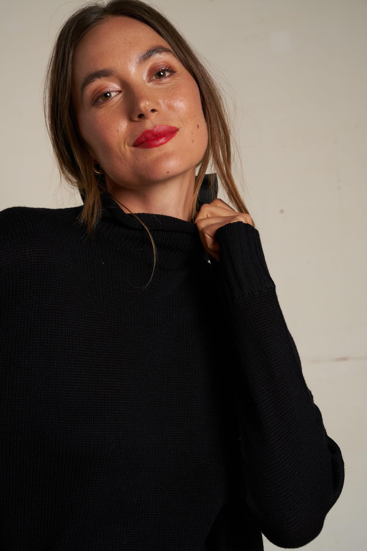 Perfect White Tee Cashmere Sweater in black