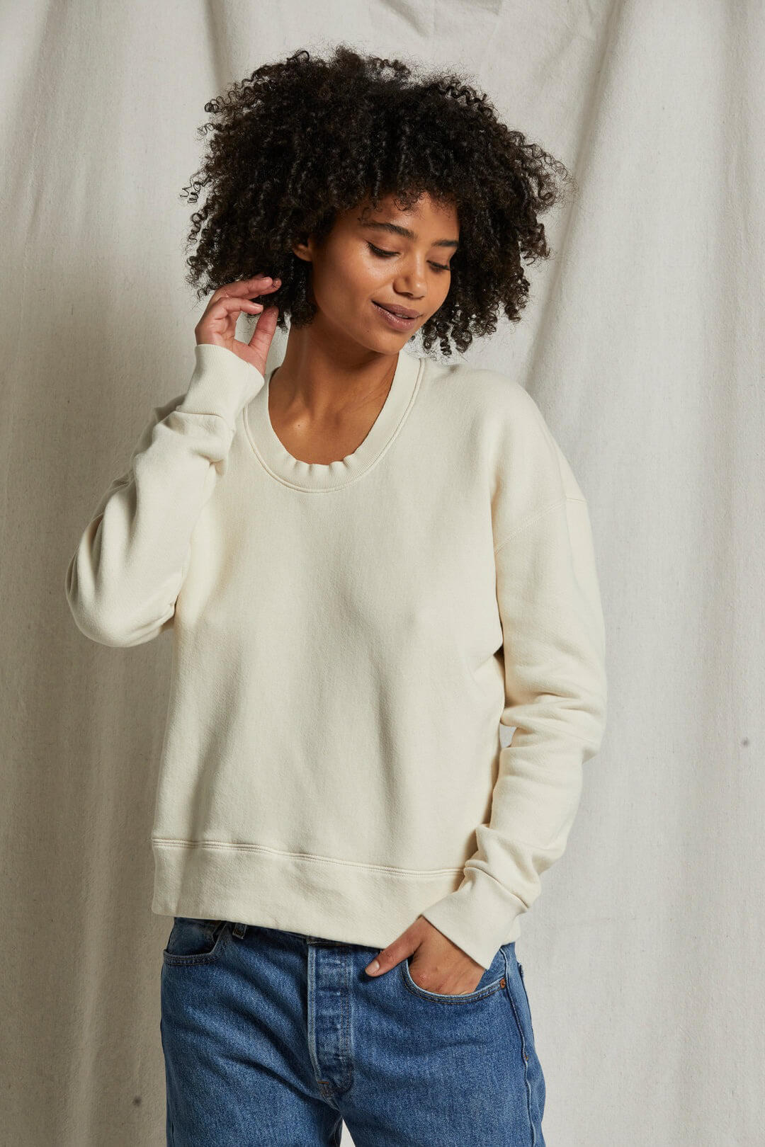 Perfect White Tee Janie Sweatshirt in sugar