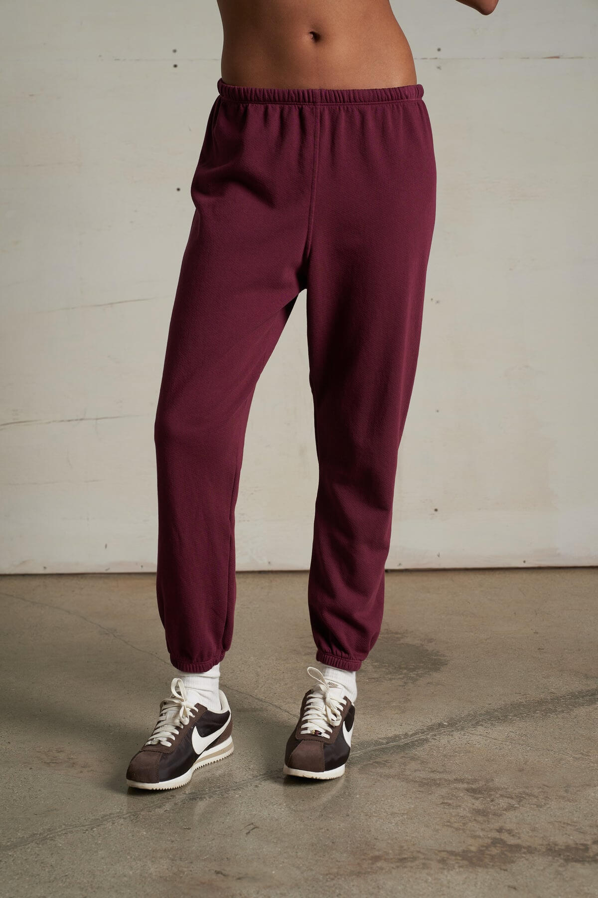 Perfect White Tee Johnny Sweatpant in burgundy