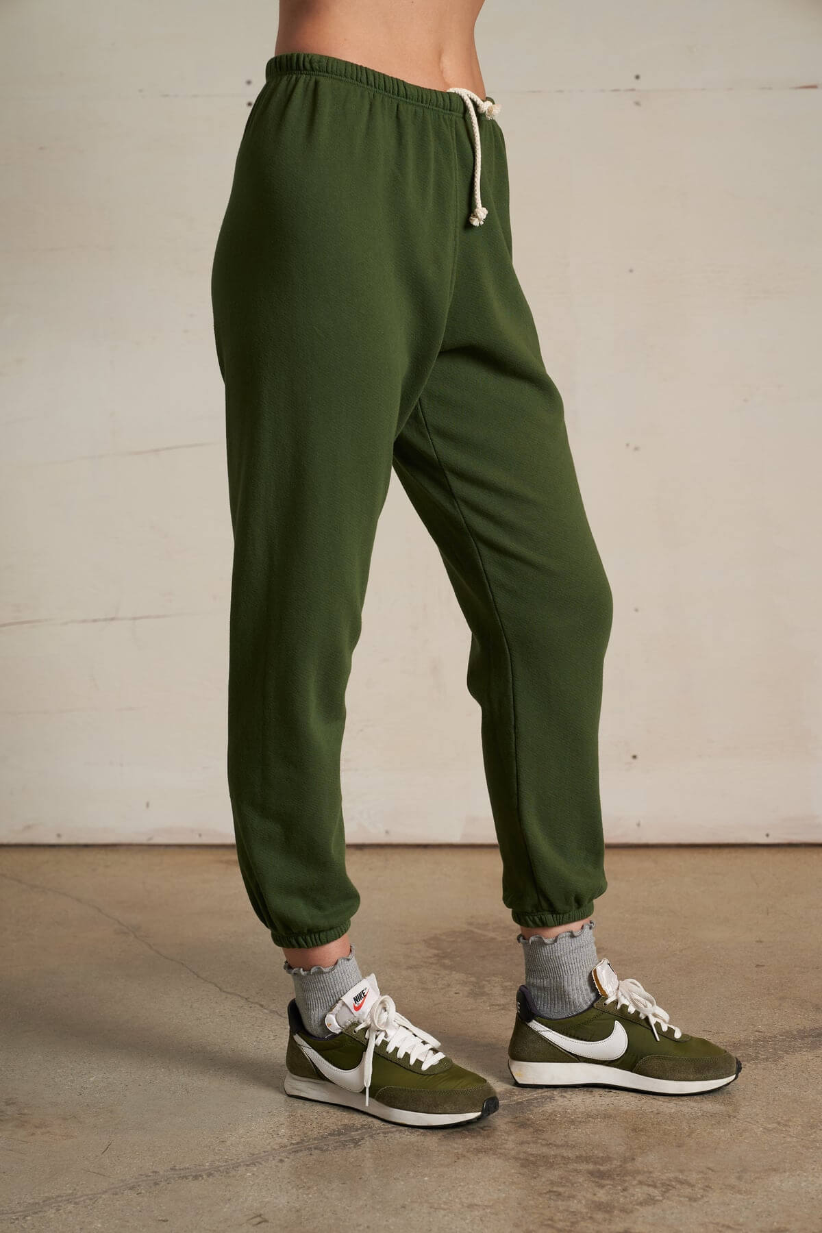 Perfect White Tee Johnny Sweatpants in fern green