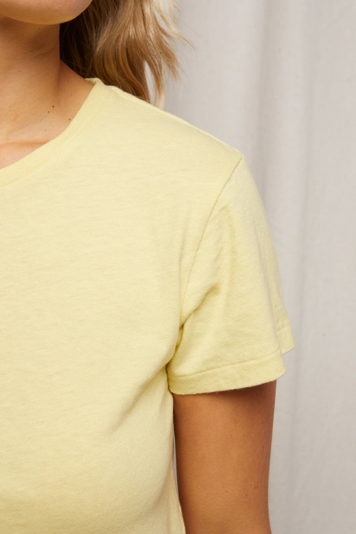 Perfect White Tee Lisa Tee in banana
