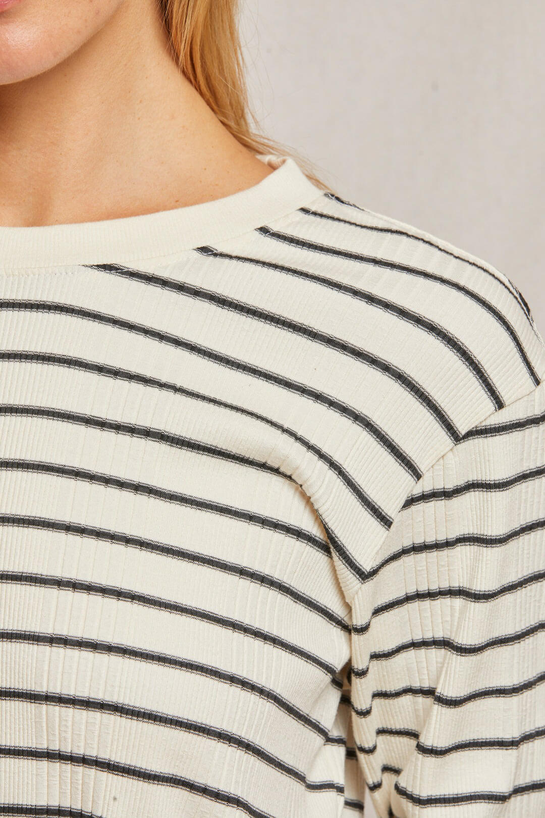 Perfect White Tee Stef pullover in sugar black stripe