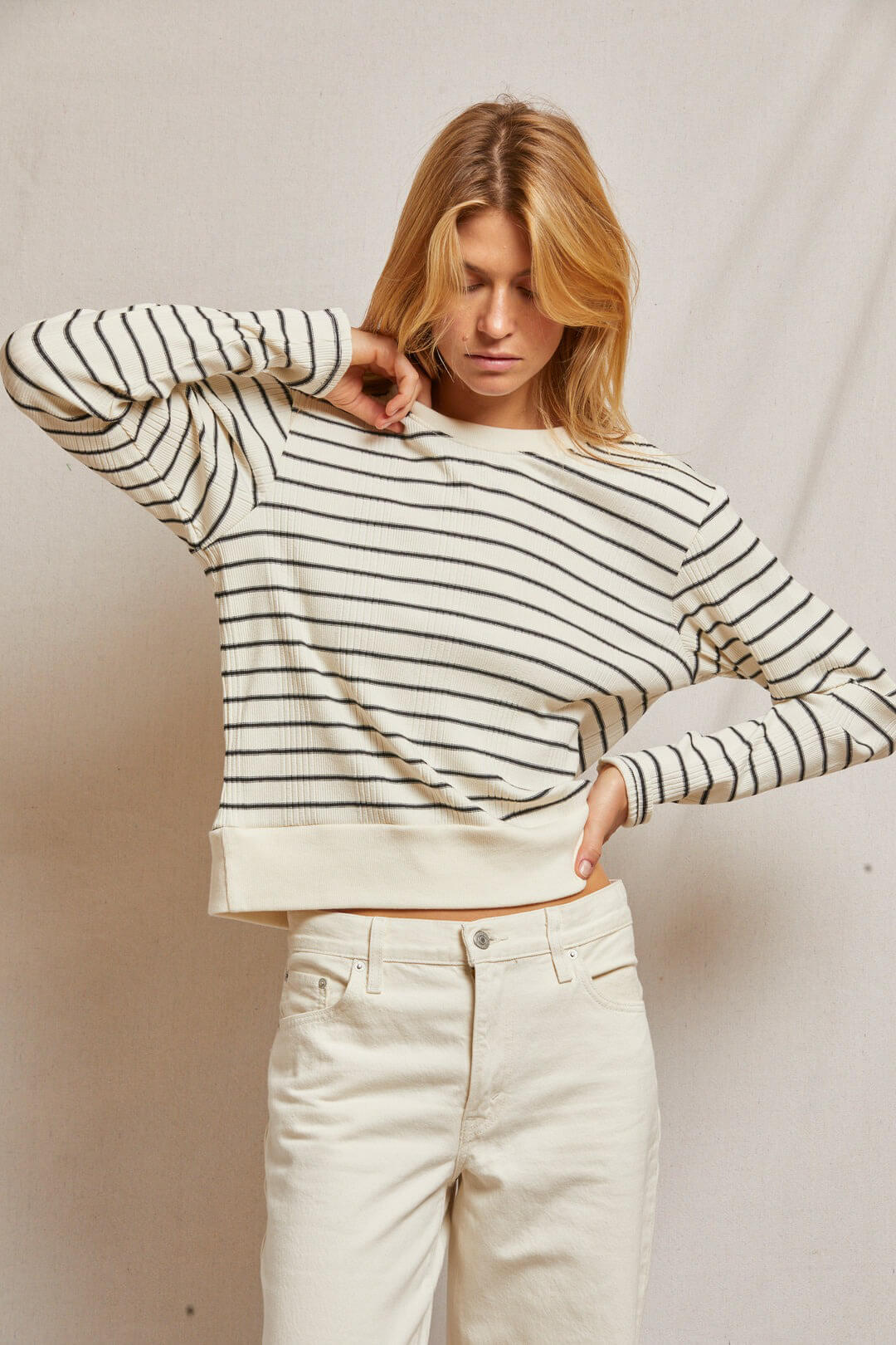 Perfect White Tee Stef pullover in sugar black stripe