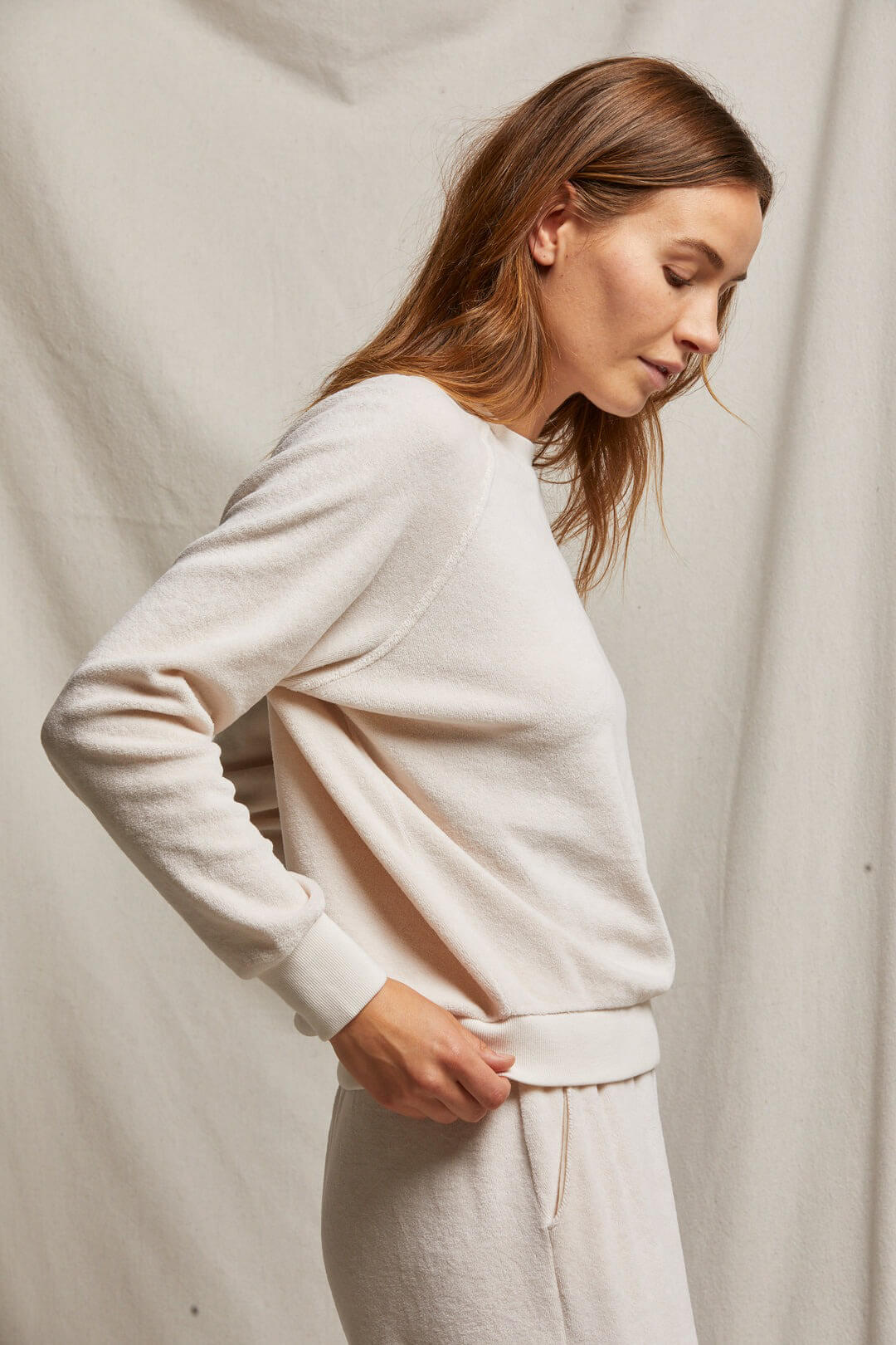 Perfect White Tee Stella velour sweatshirt in sugar