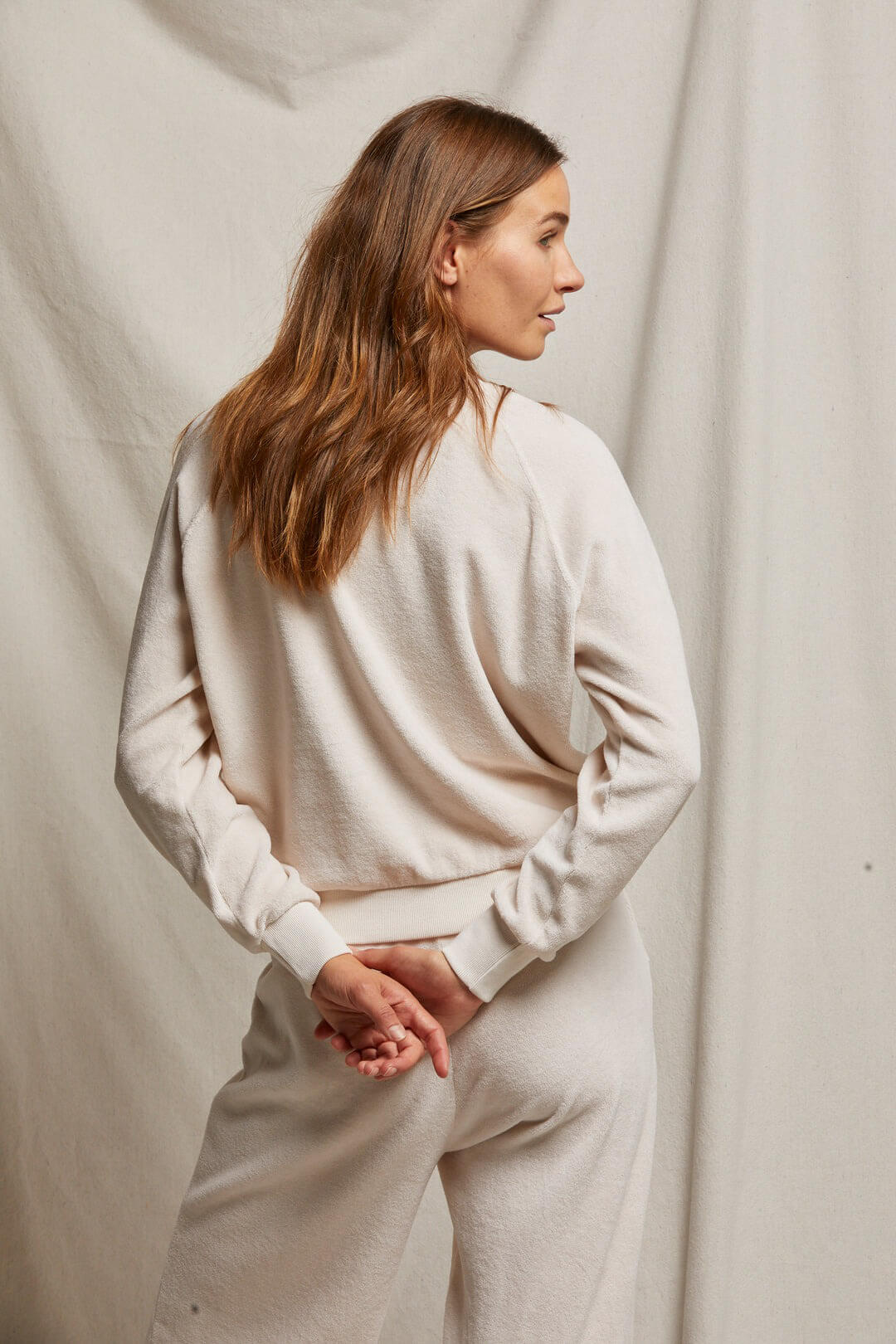 Perfect White Tee Stella velour sweatshirt in sugar