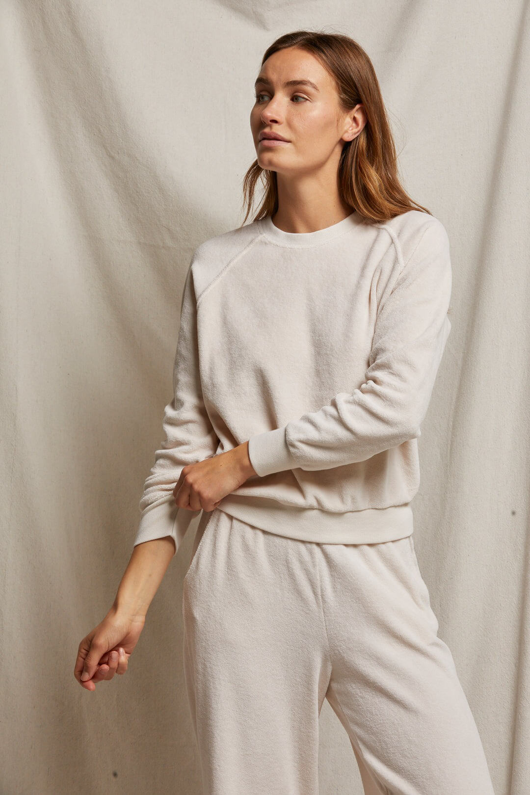 Perfect White Tee Stella velour sweatshirt in sugar