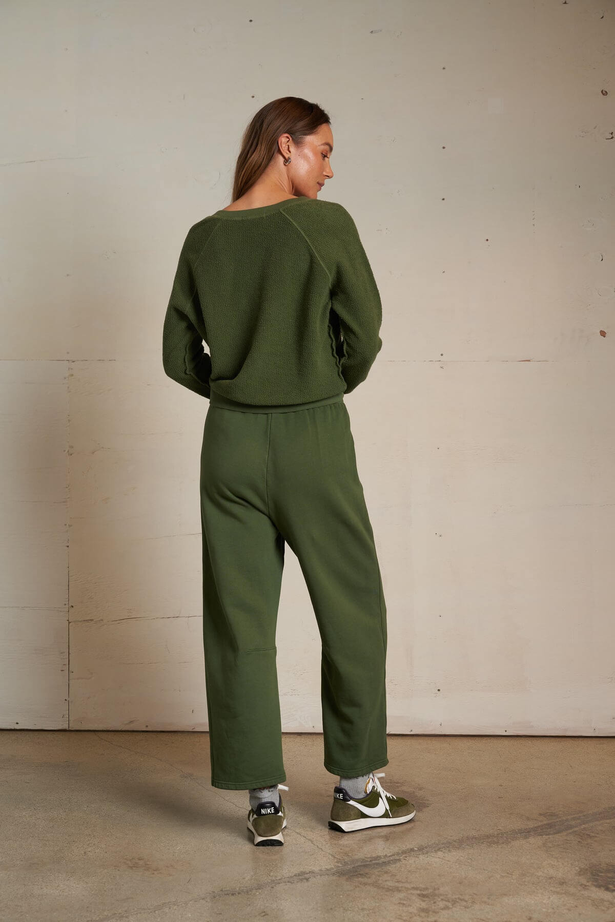 Perfect White Tee Zuri Sweatshirt in fern green