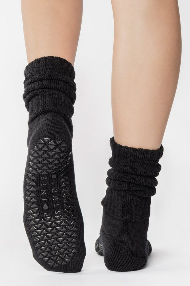 Pointe Studio slouch full crew grip socks in black