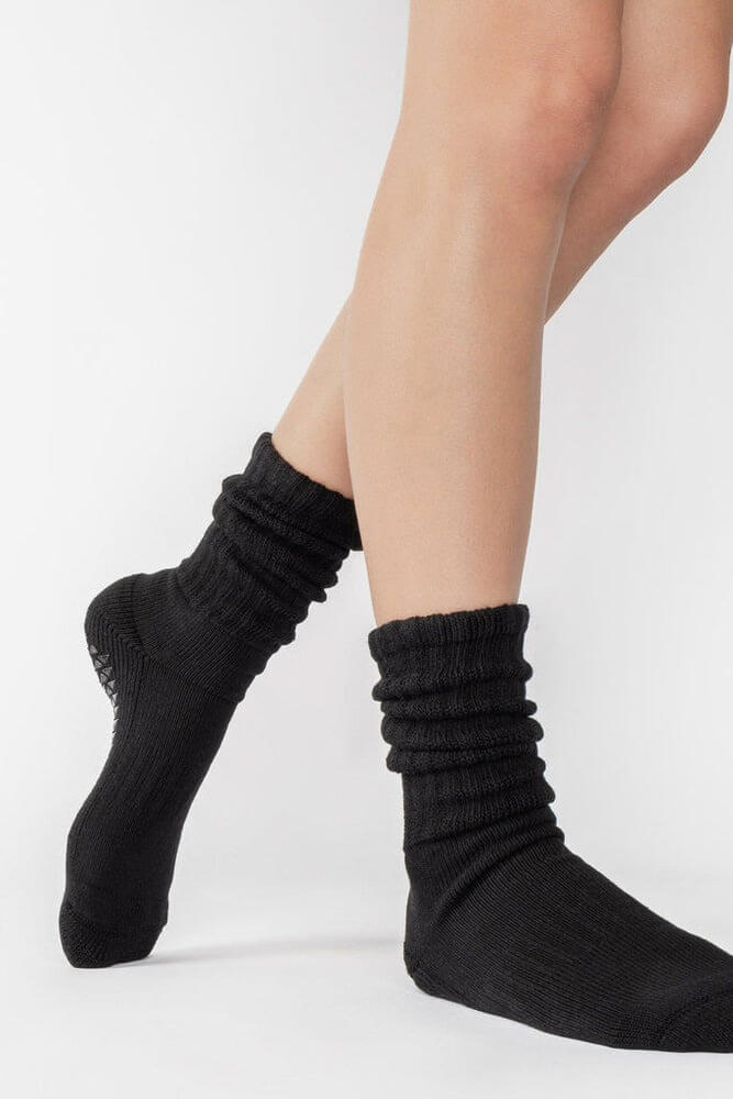 Pointe Studio slouch full crew grip socks in black