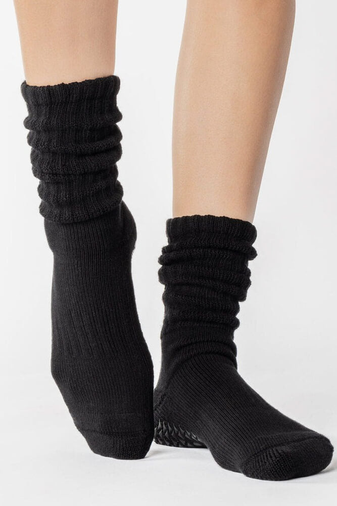 Pointe Studio slouch full crew grip socks in black