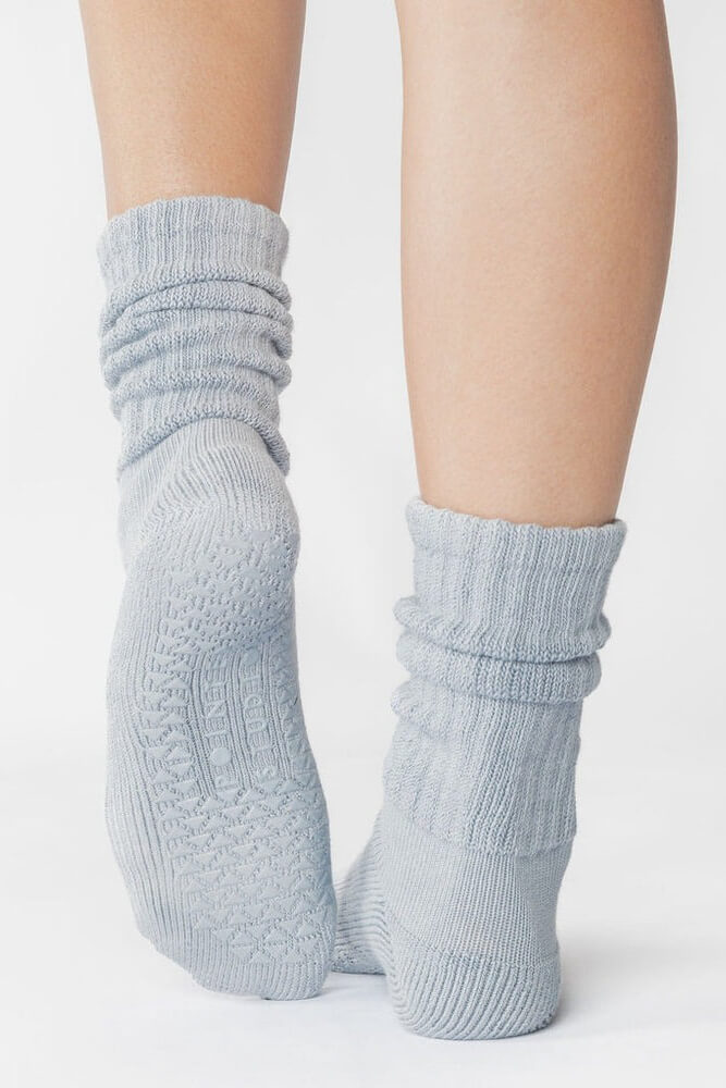 Pointe Studio slouch full crew grip socks in sky