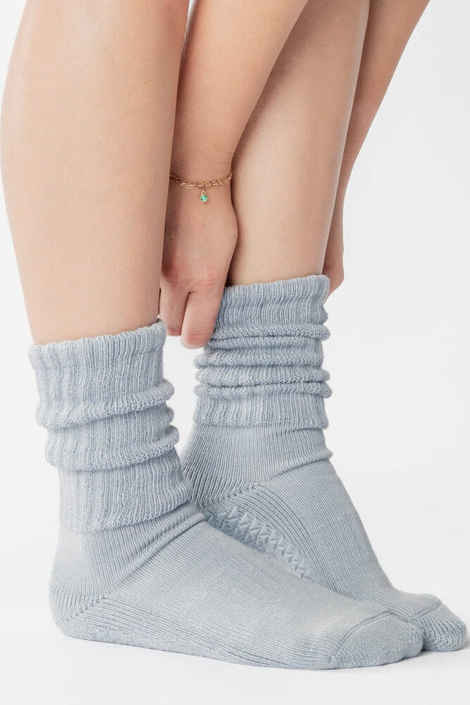 Pointe Studio slouch full crew grip socks in sky