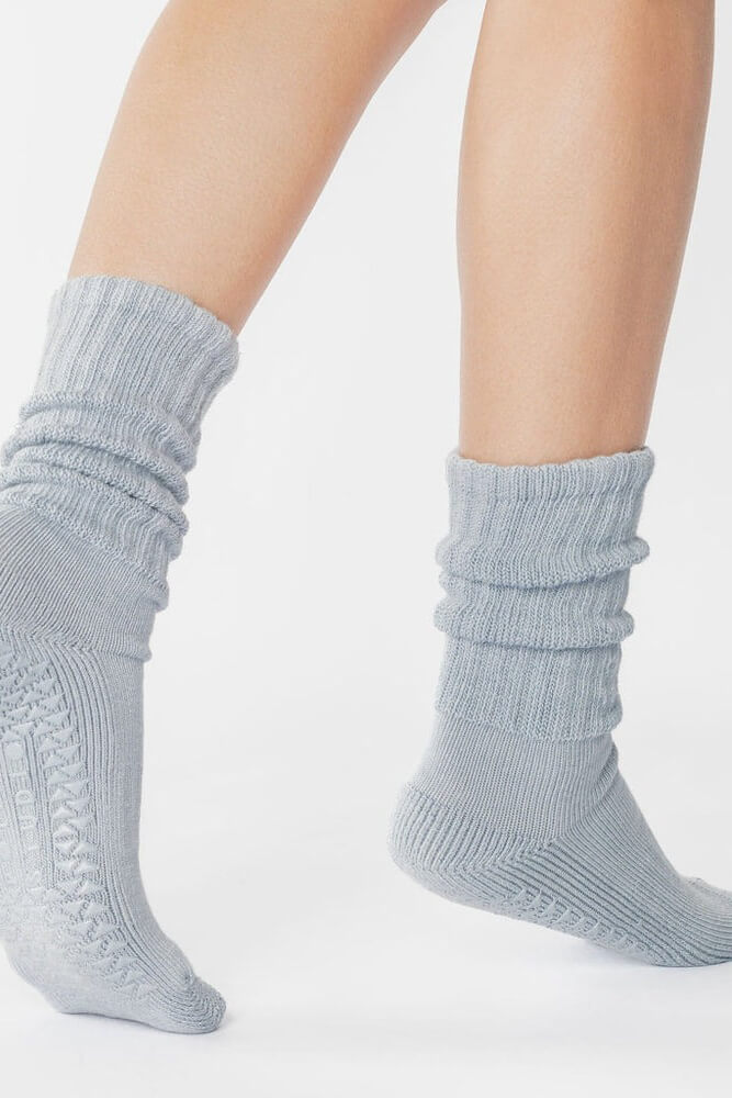 Pointe Studio slouch full crew grip socks in sky