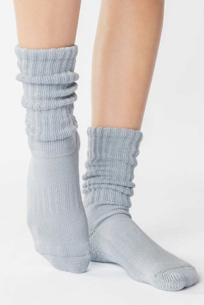 Pointe Studio slouch full crew grip socks in sky