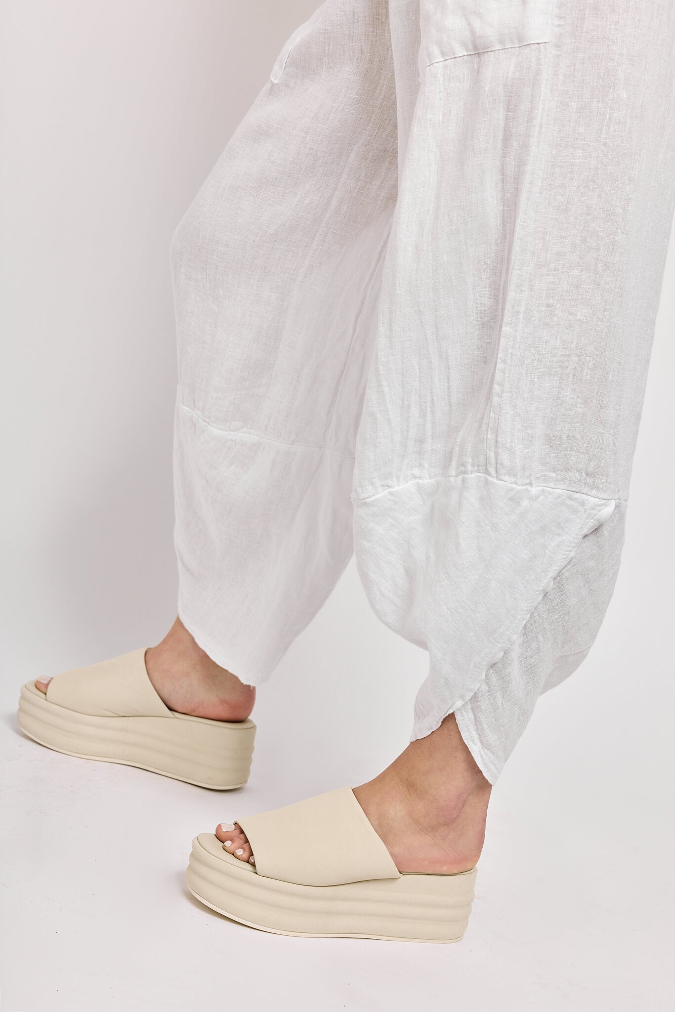 Womens relaxed pant with symmetrical pant legs