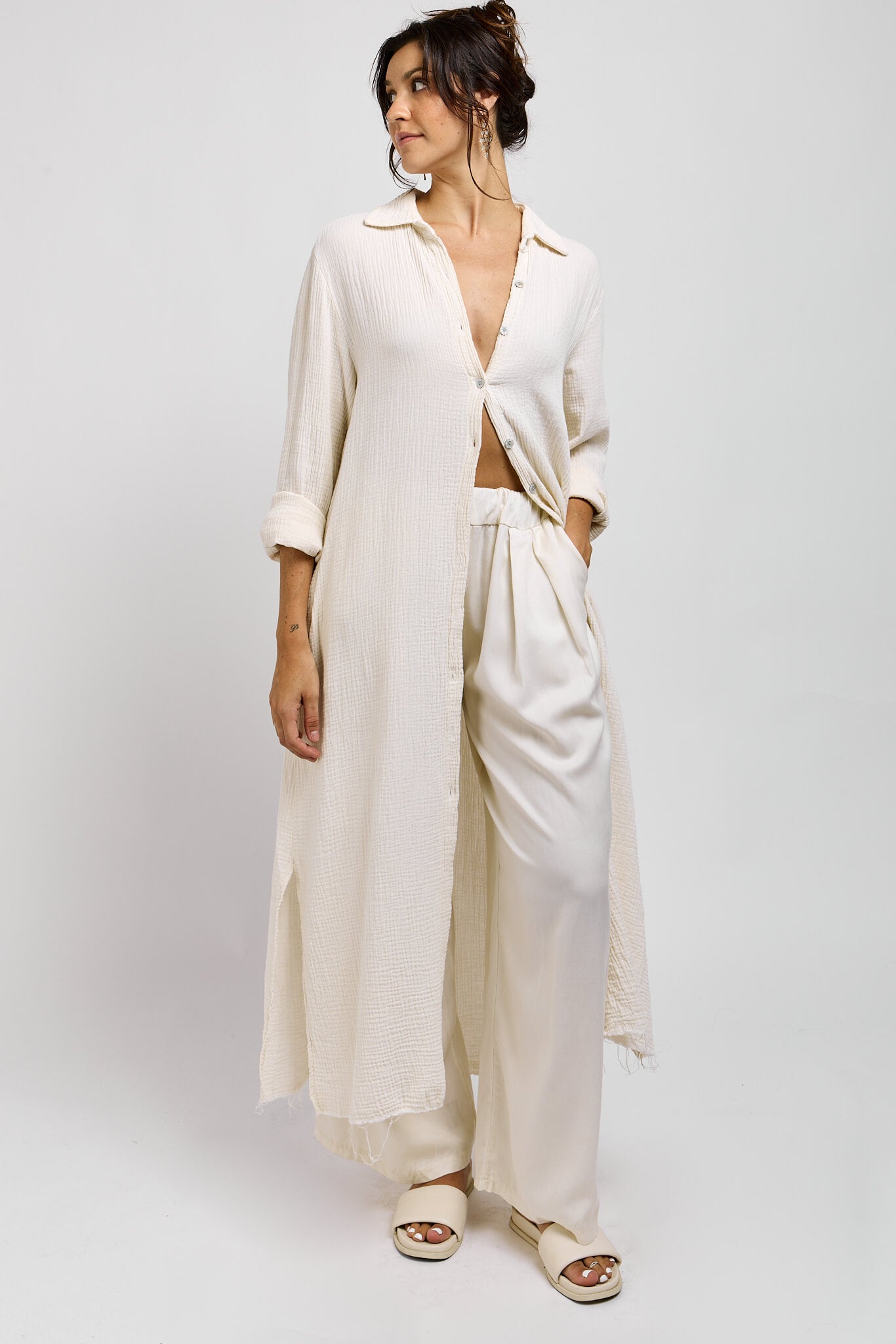 Womens gauze type material duster with buttonup front and collar