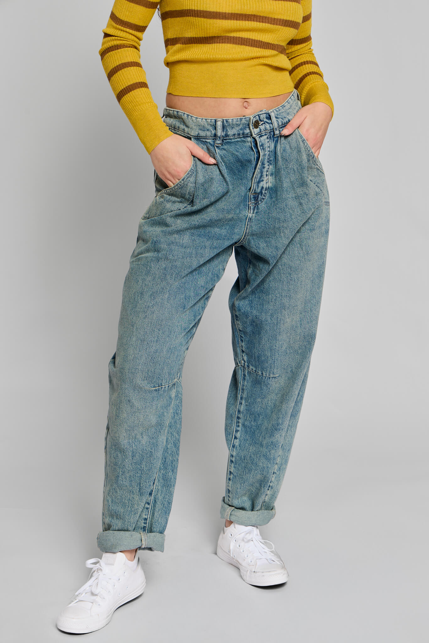 Womens mid rise barrel style slouch jeans