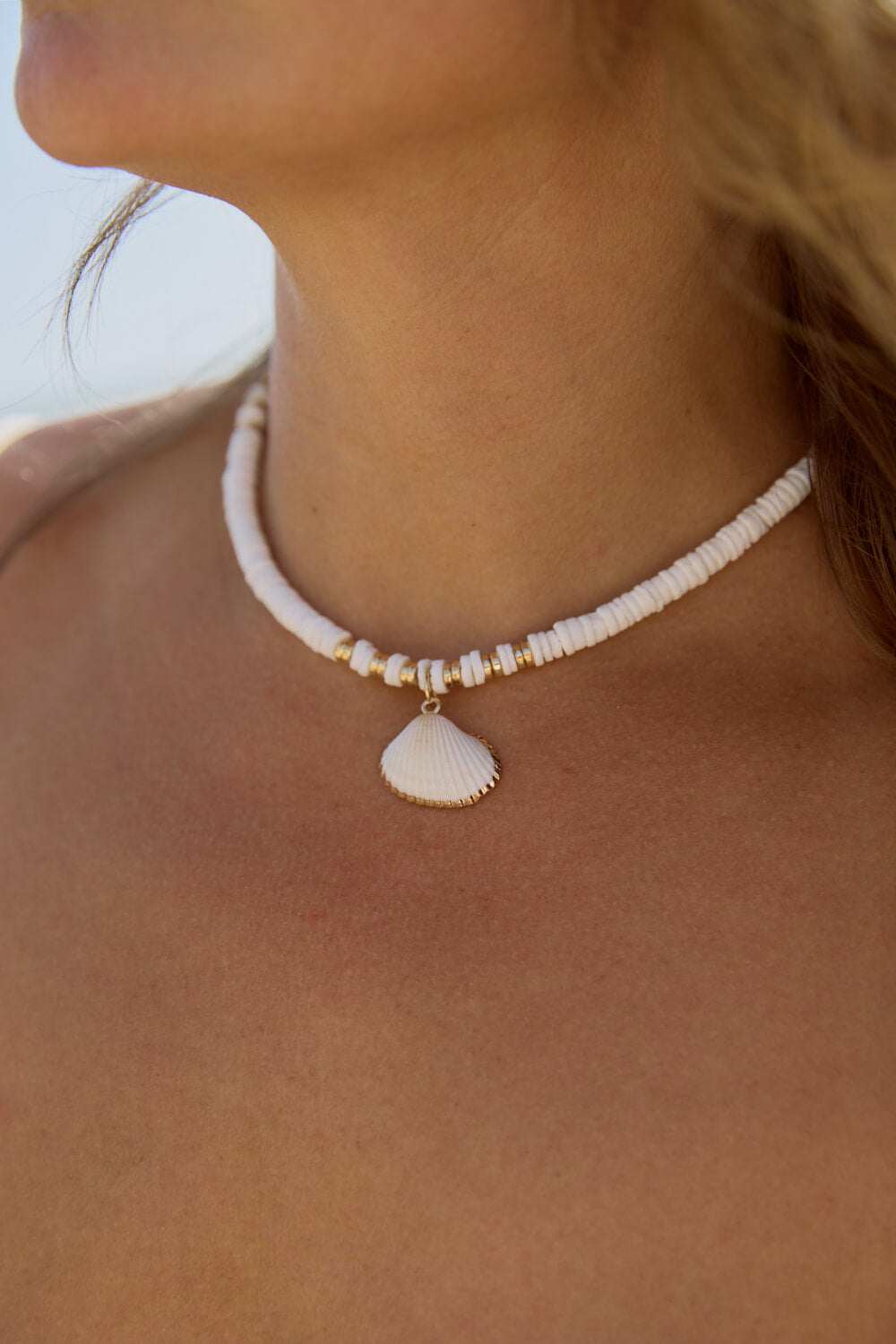 Women's beachy white and gold necklace with gold details