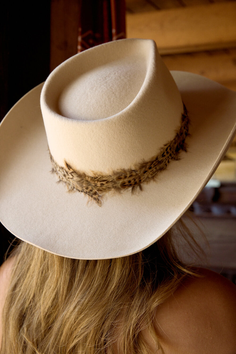 Wyeth bone colored hat with feathers