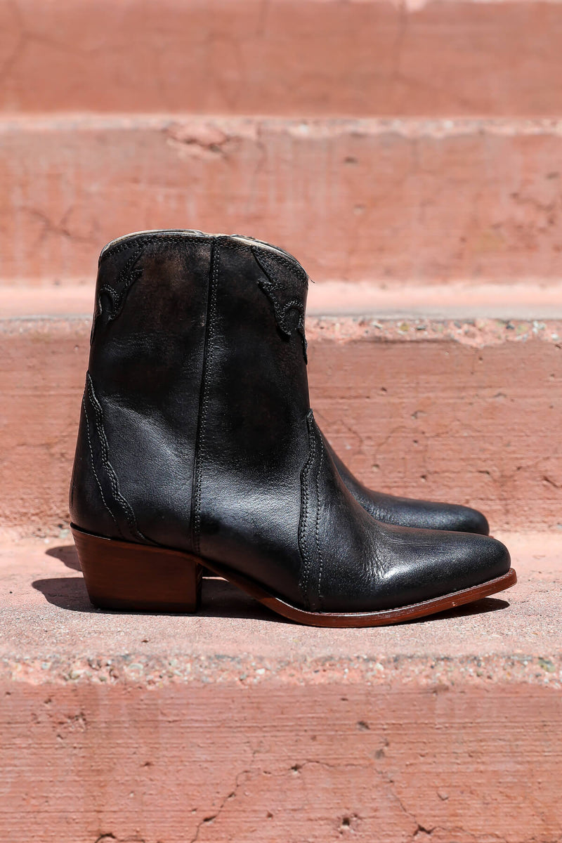 black cowboy boots for women | Kariella